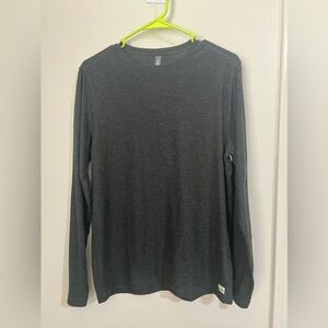 Vuori Long-Sleeve Strato Tech Tee in charcoal gray Size M